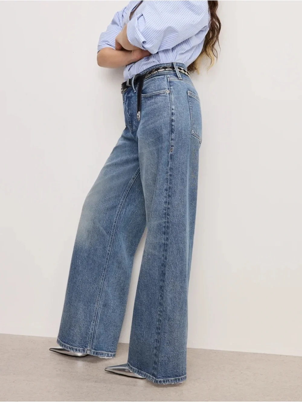 Good American Wide-Leg Jeans in Medium Blue Wash - Picture 2 of 6